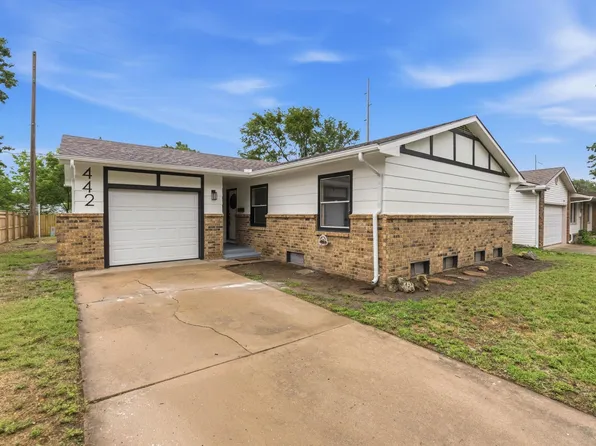 442 N Hickory Ln, Valley Center, KS 67147