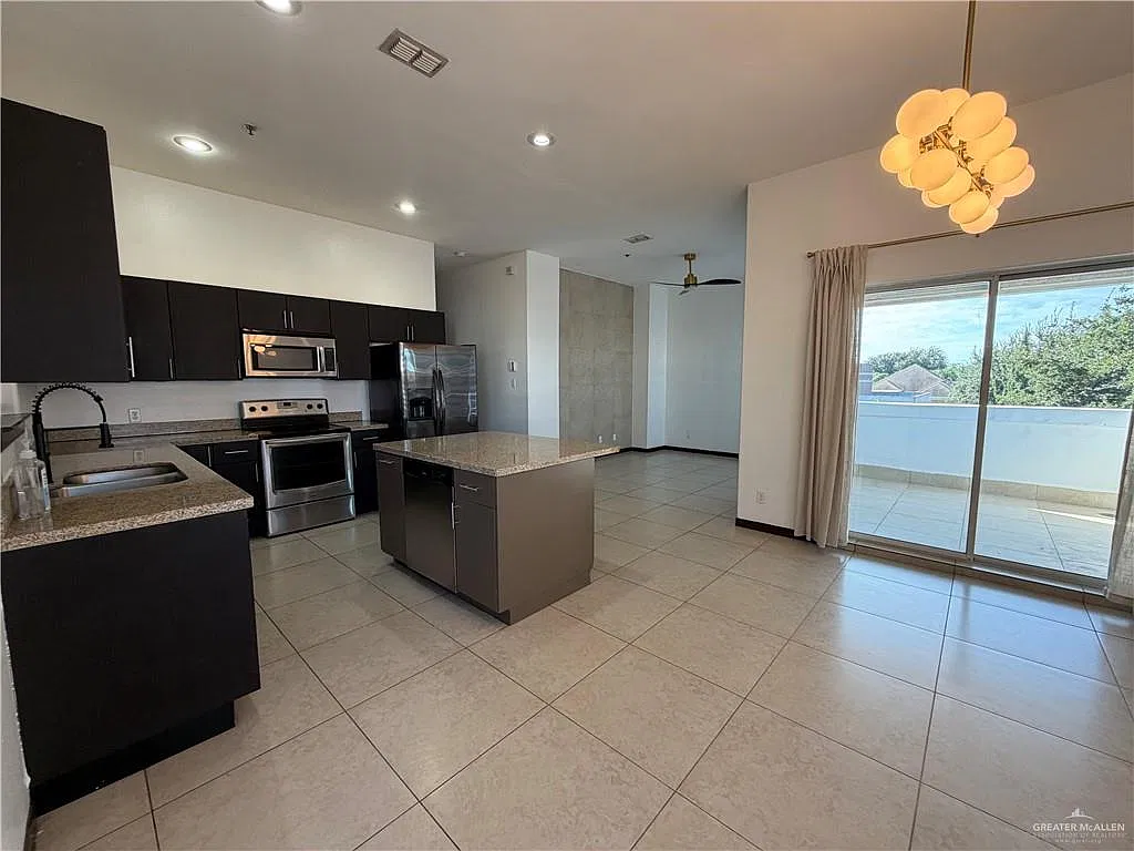 3 bed, 2.0 bath, 1333 sqft, $1,600 — Photo 3