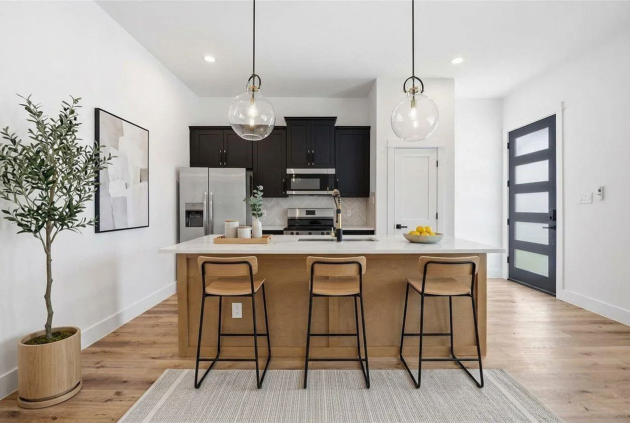 3 bed, 2.0 bath, $2,450 — Photo 2