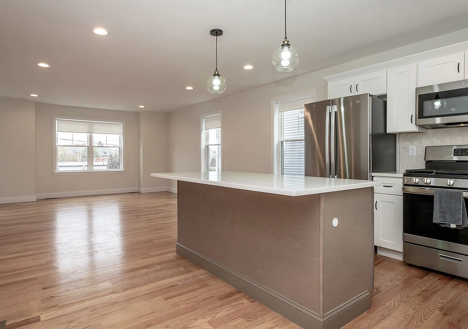 3 bed, 2.5 bath, 1600 sqft, $3,400 — Photo 4