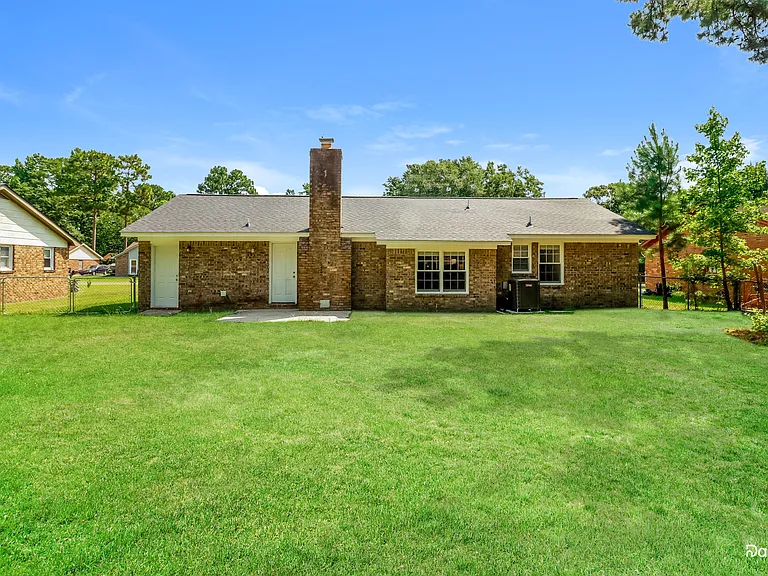 1311 Hampton Dr — Photo 15