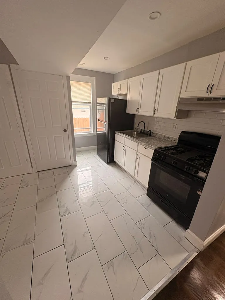 3 bed, 1024 sqft, $2,100 — Photo 1