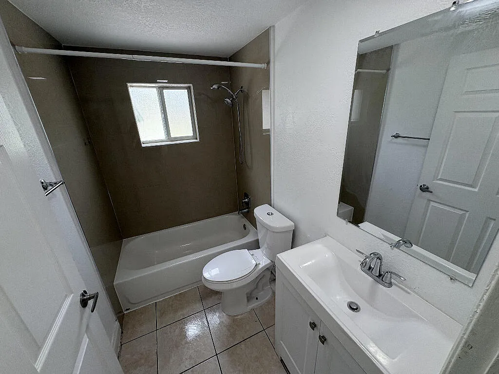 2 bed, 1.0 bath, 1150 sqft, $1,900 — Photo 2