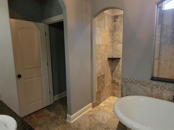 5th image of 136 Heathwood Dr
