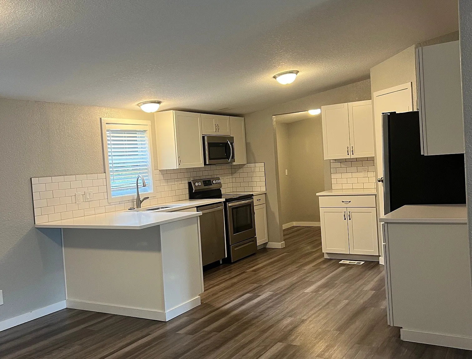 900 NW Peacock Ln — Photo 2