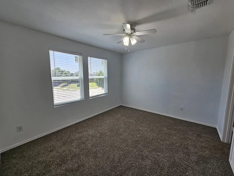 902 Fleming St — Photo 37