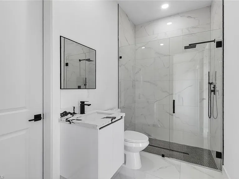 1213 Dodwin St E — Photo 21