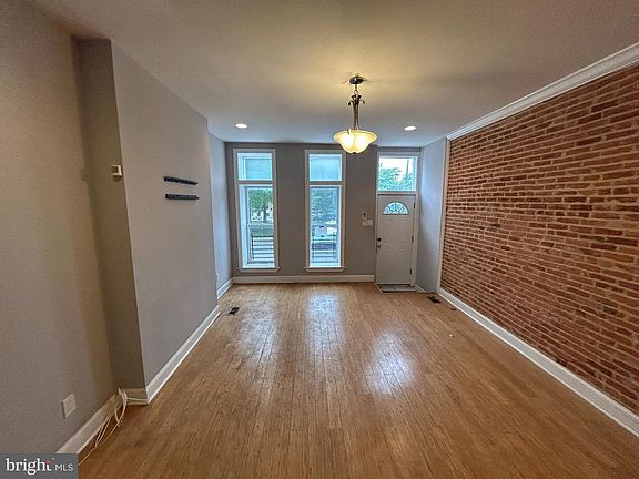 3rd image of 1537 N Broadway