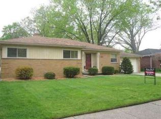 1099 S Brys Dr, Grosse Pointe Woods, MI 48236