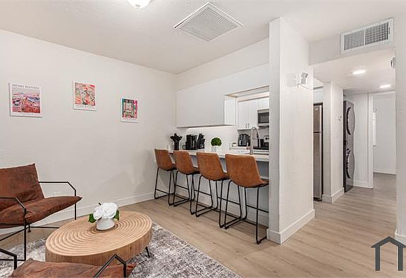 4th image of 2739 E Tamarisk Ave
