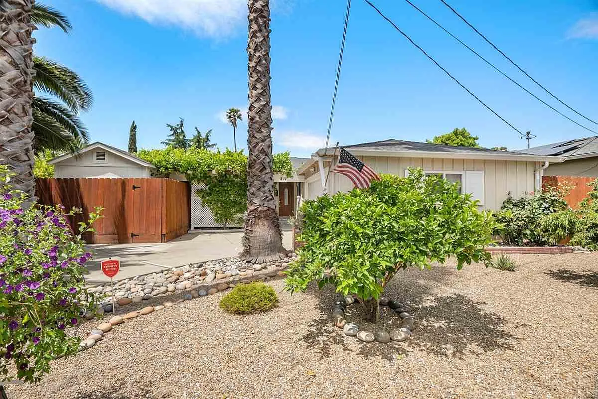 211 Clarke Ave photo 1