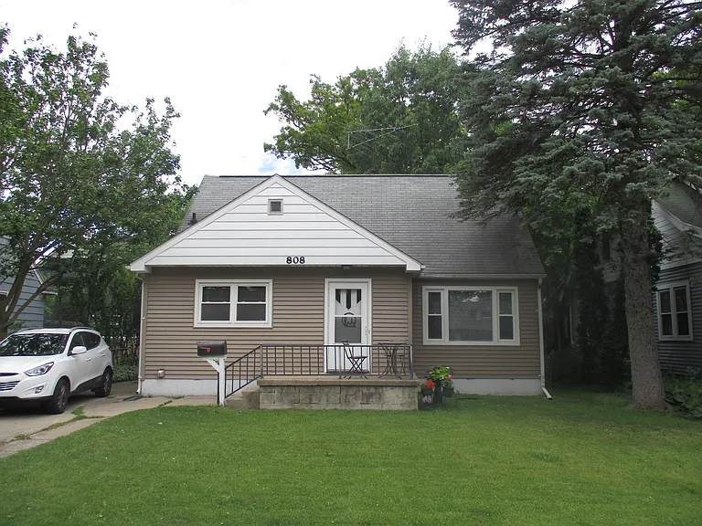808 Pauline Blvd — Photo 1