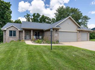 8939 Quail Ridge Ct, Dubuque, IA 52003