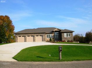 1267 Woodkrest Dr, Flint, MI 48532