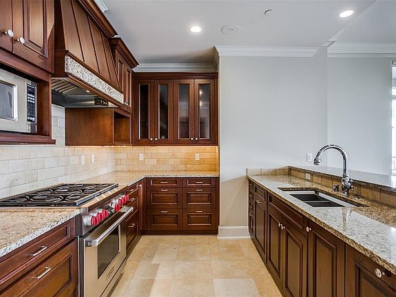 4th image of 2555 N Pearl St APT 305