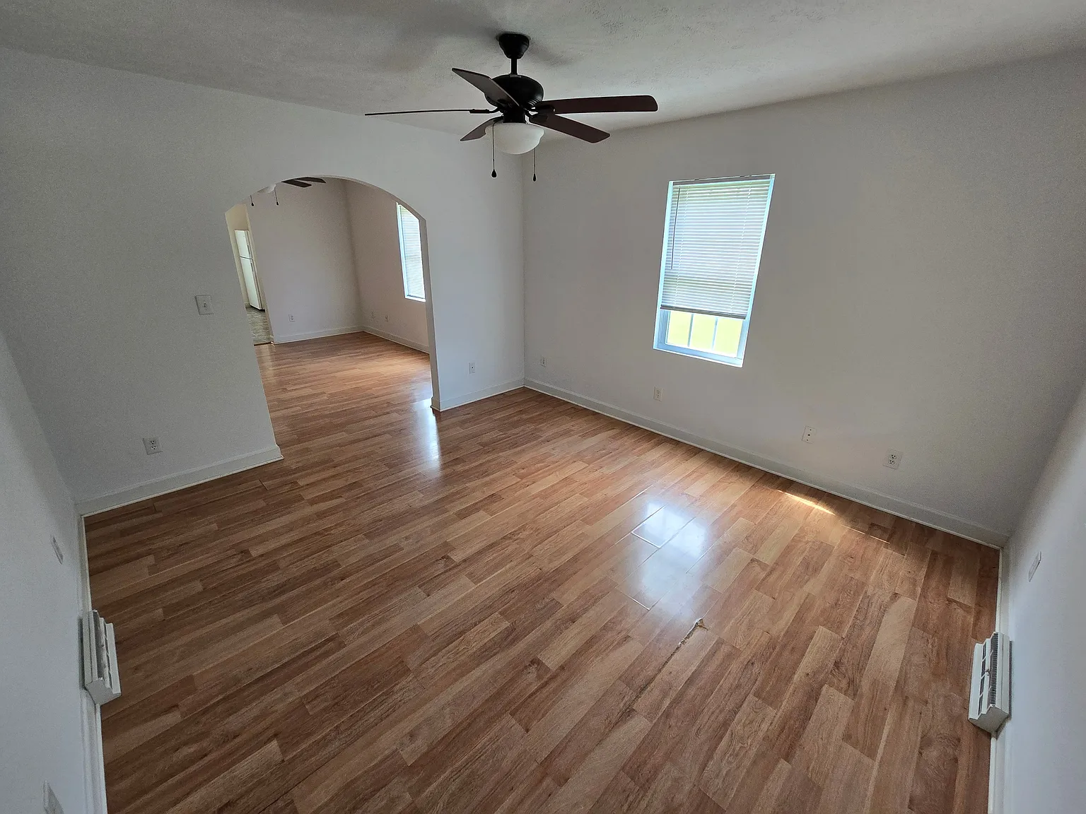 3 bed, 1.5 bath, 1014 sqft, $2,000 — Photo 3