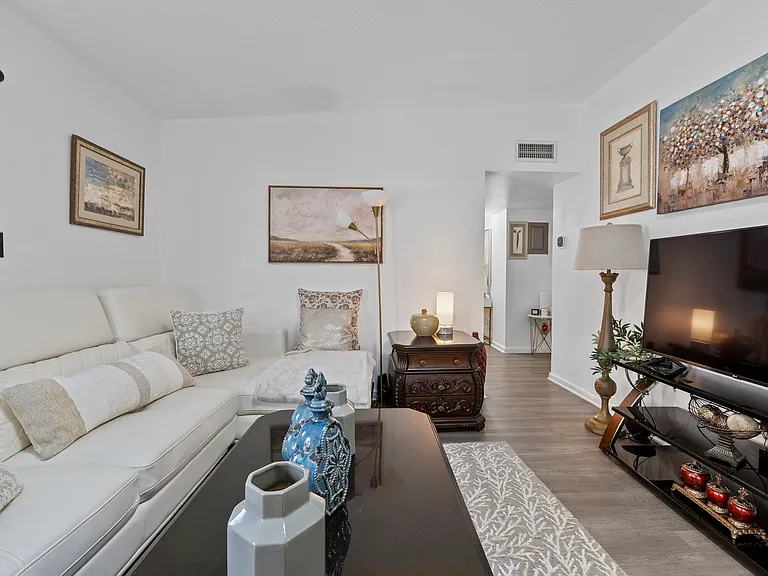 228 Sunset Dr — Photo 3