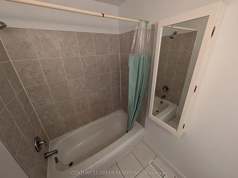4 Wenlock Cres — Photo 9