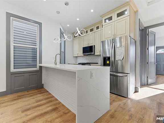 5th image of 821 18th St