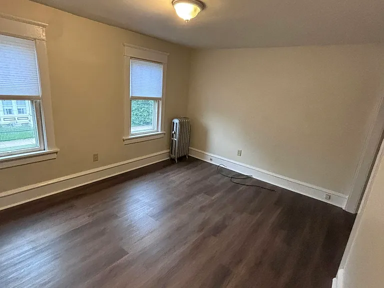 365 N Maple Ave — Photo 3