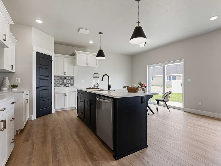 569 Idaho Ave — Photo 24