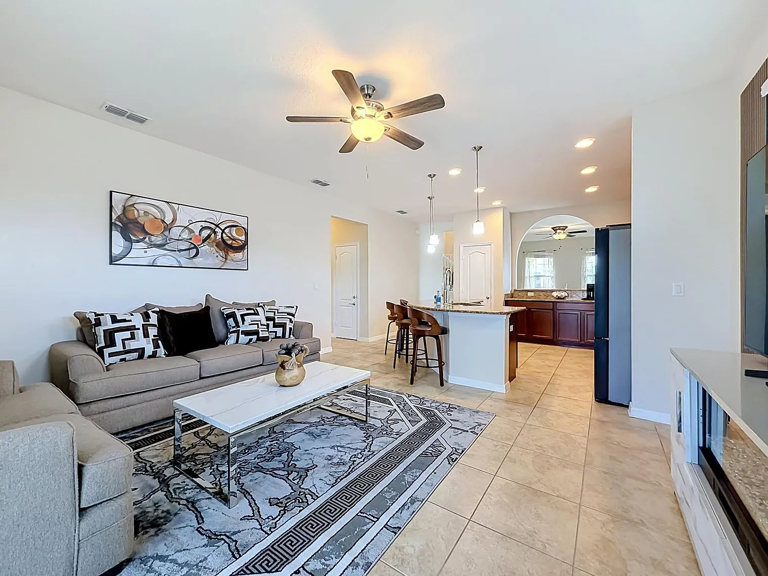 5 bed, 5.0 bath, 1711 sqft, $7,560 — Photo 3