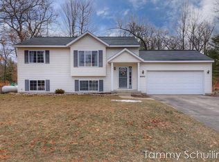 8892 Maple Ridge Dr, Howard City, MI 49329