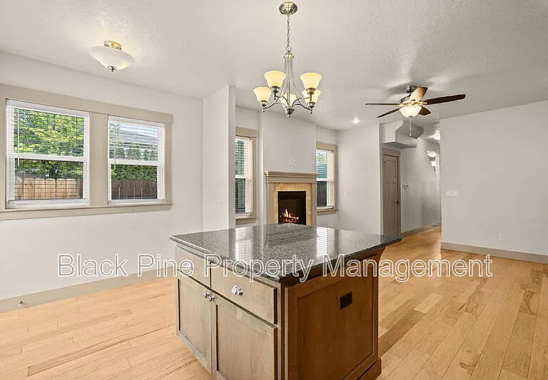 909 N 31st St — Photo 9