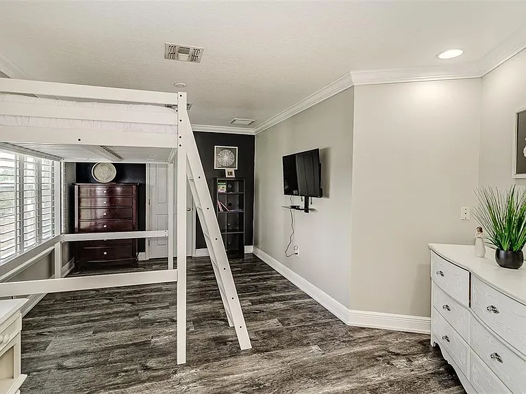 5864 Manchester Dr W — Photo 9
