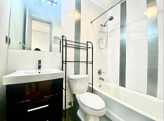 5th image of 1438 Greene Ave APT 2L