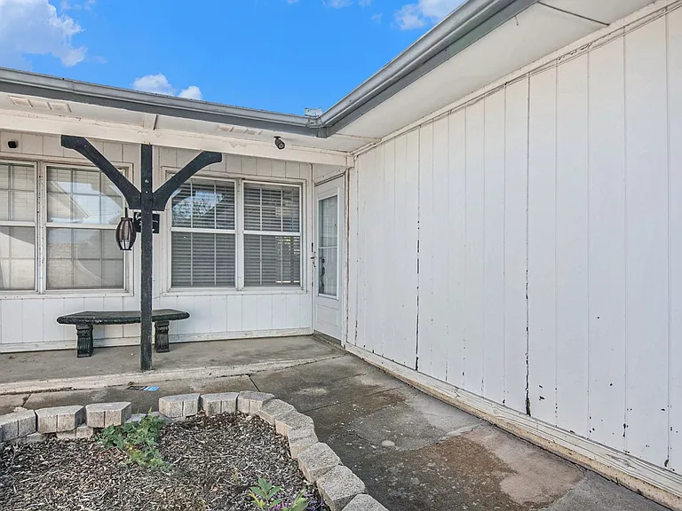 6915 W Cleburne Rd — Photo 22