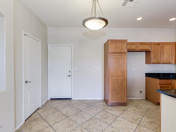 4th image of 2839 E Pinchot Ave
