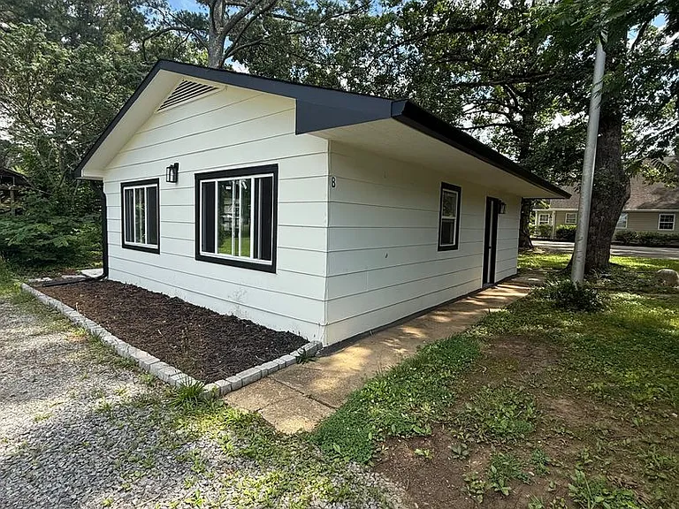 1022 Givens Rd — Photo 2