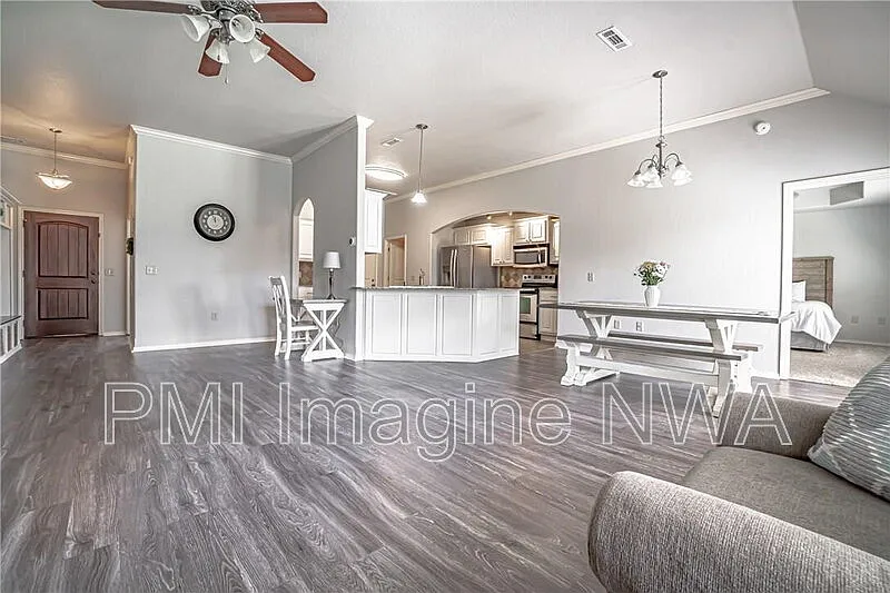 4 bed, 2.0 bath, 1741 sqft, $2,000 — Photo 2