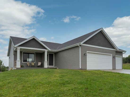 710 Strafford Dr, Zumbrota, MN 55992