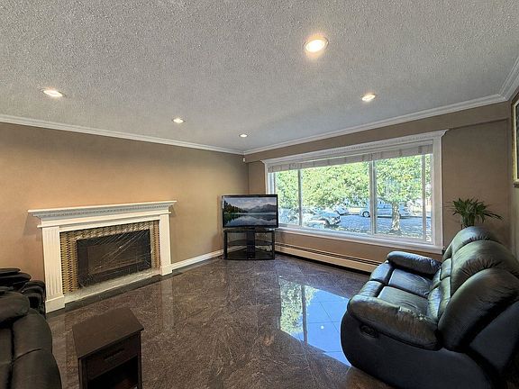 3rd image of 5885 Lincoln St