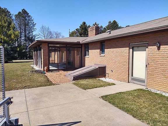 Back of house, enclosed 