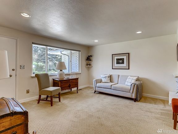 Light bright and peaceful front room with fireplace