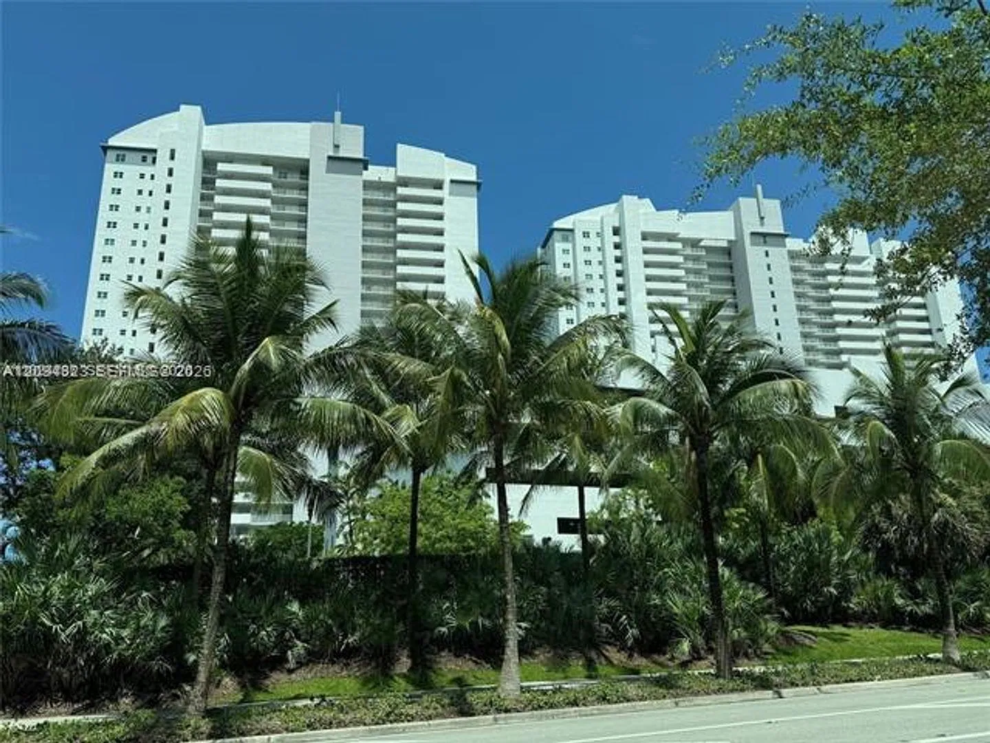 15051 Royal Oaks Ln cu-701, North Miami, FL 33181 — Photo 2