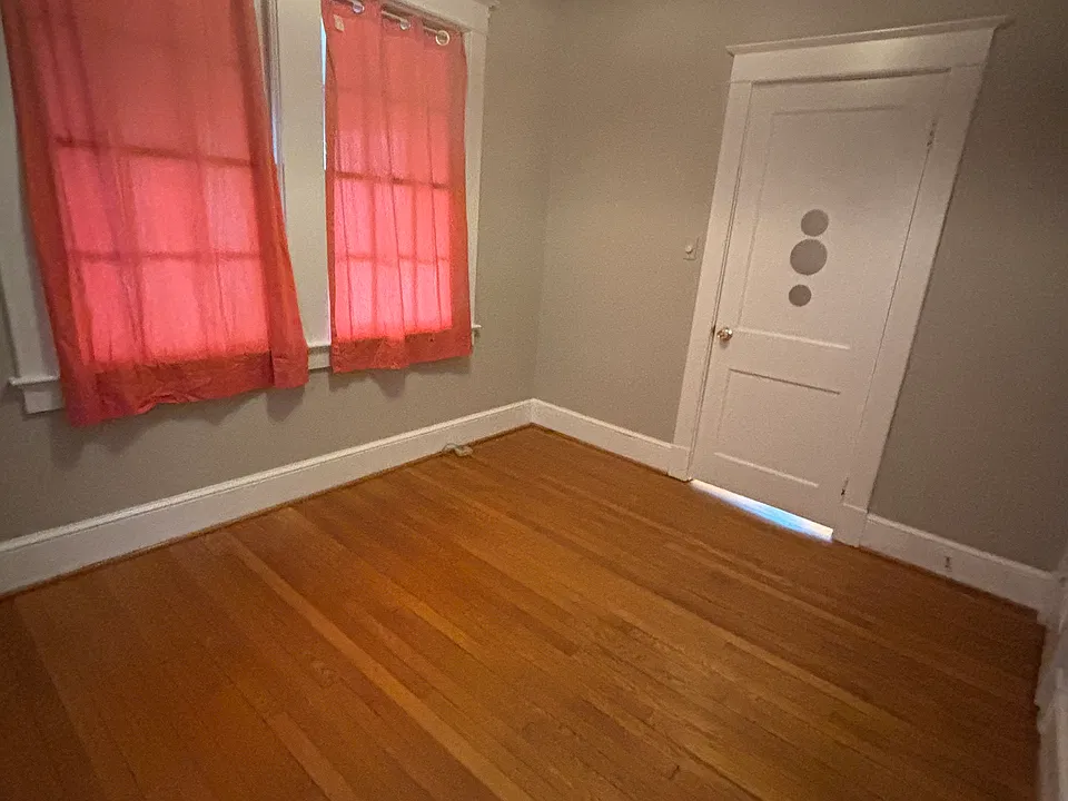Office/bedroom close to entrance
