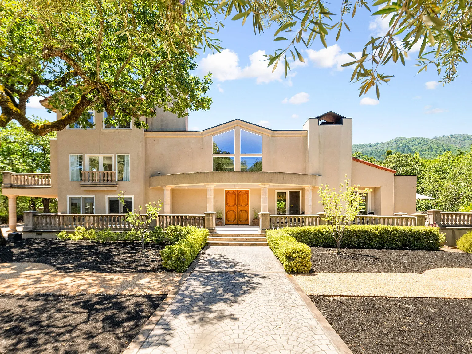 5 bed, 3.5 bath, 5890 sqft, $25,000 — Photo 1