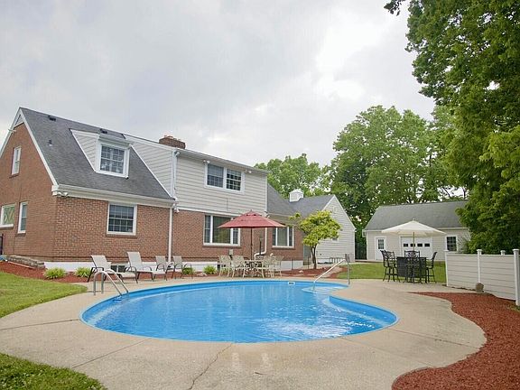 2nd image of 134 Basswood Cir