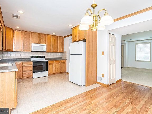 5th image of 1017 Charles St