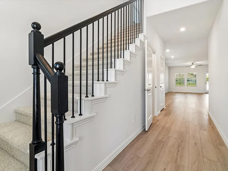 1404 Bridgestone Dr — Photo 3