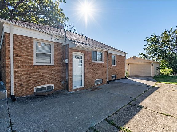3rd image of 1827 Shady Crest St