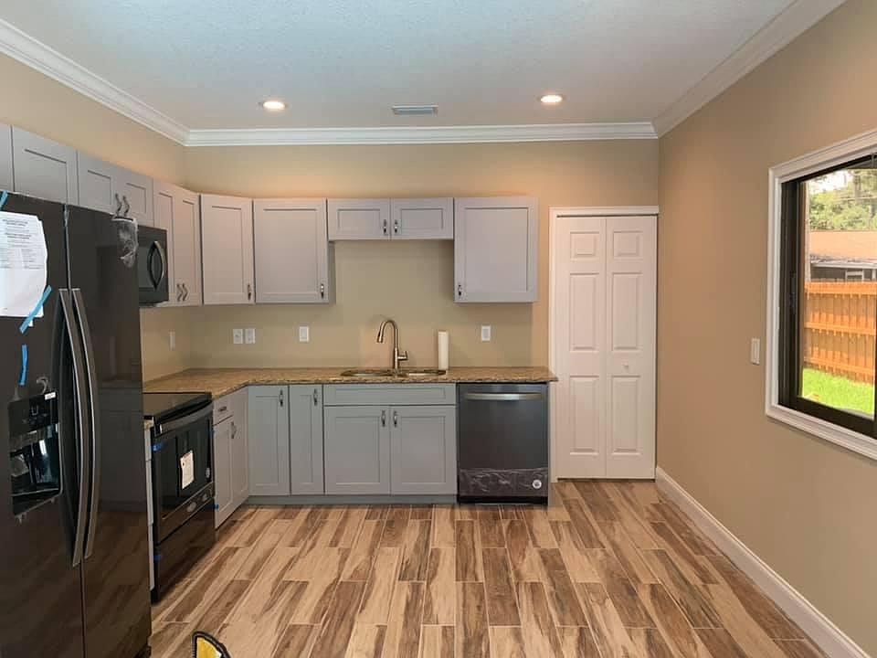 2nd image of 399 Hand Ave