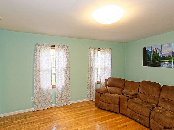 5th image of 31 Woodmint Pl
