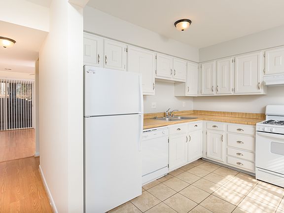 3rd image of 3491 Castle Hill Dr