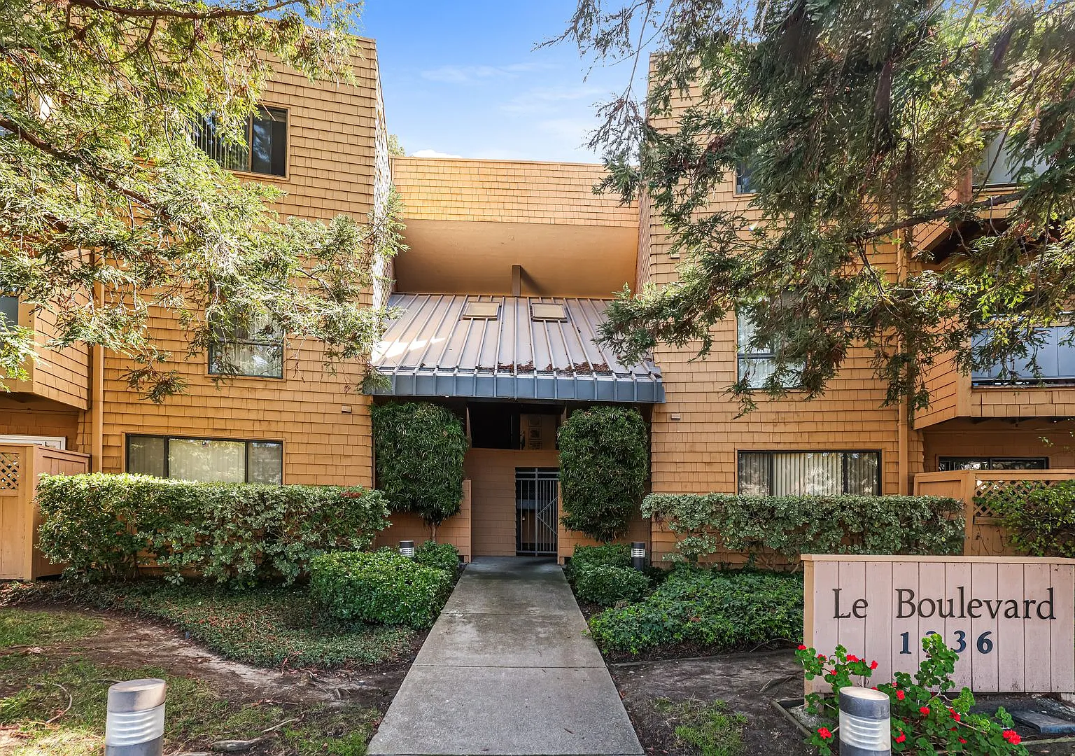 Le Boulevard Apartments — Photo 2