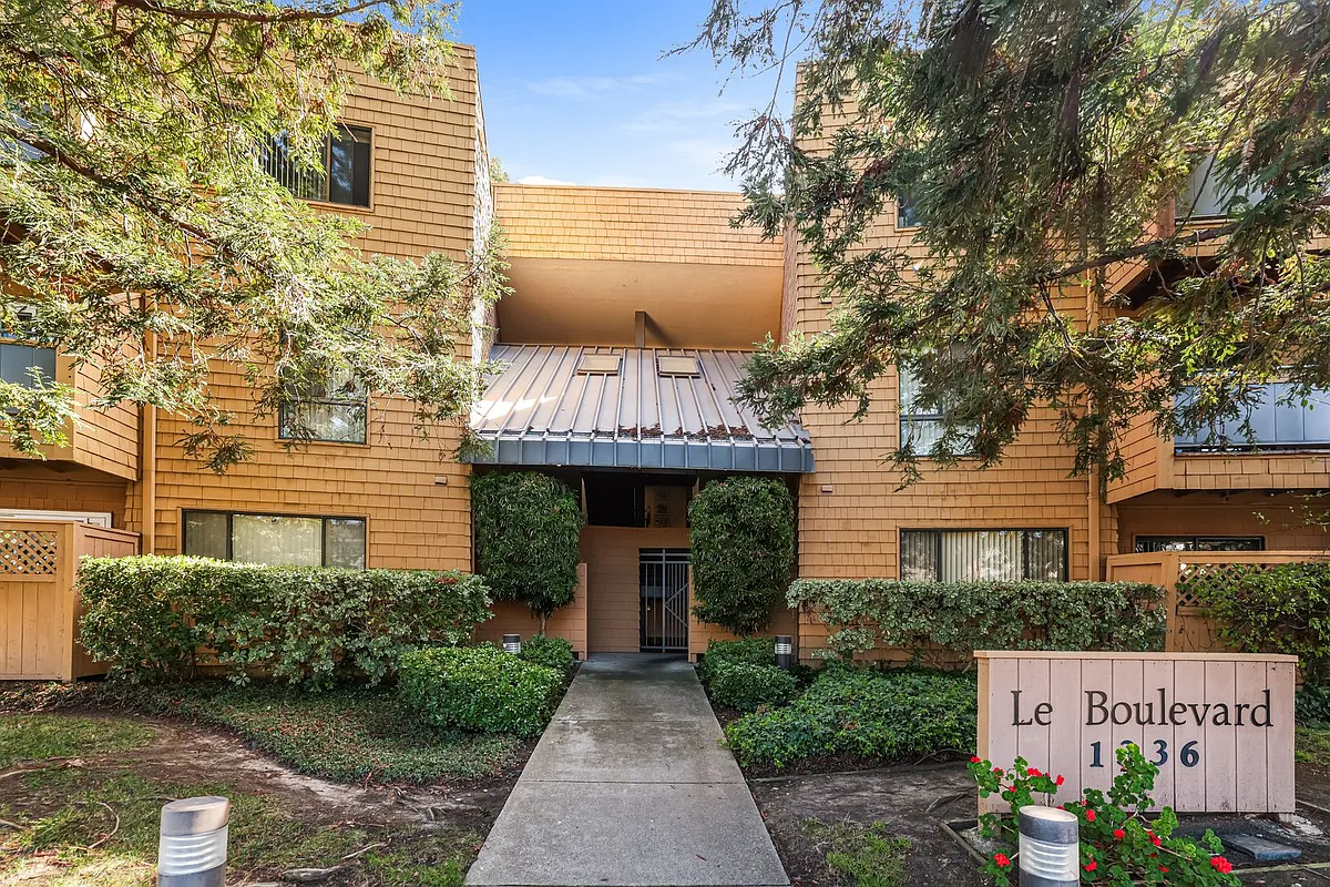 Building Photo - Le Boulevard Apartments
